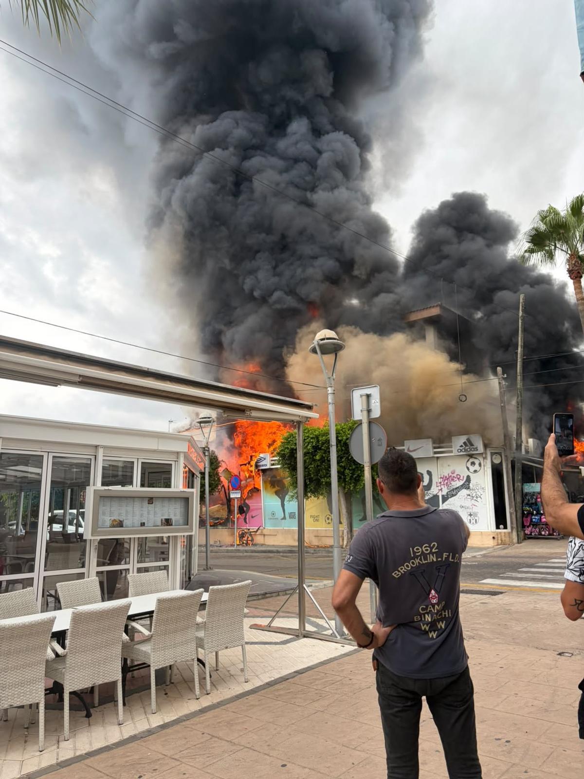 Un violento incendio arrasa una tienda de ropa en Can Picafort