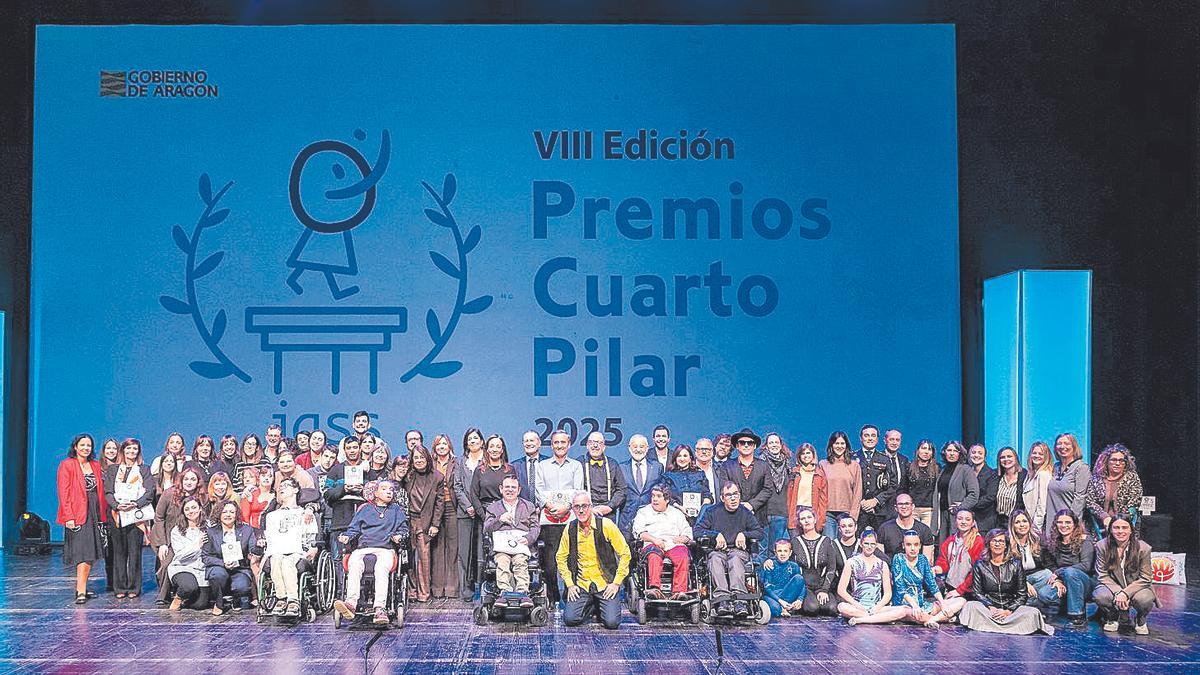 Foto de familia de los galardonados y las autoridades presentes en la gala de entrega de los VIII Premios Cuarto Pilar.