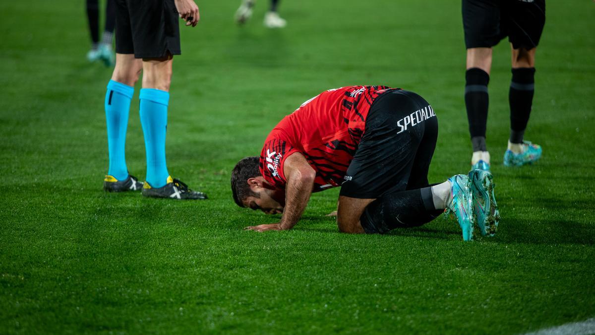 Abdón besa el césped tras el gol ante el Valladolid.