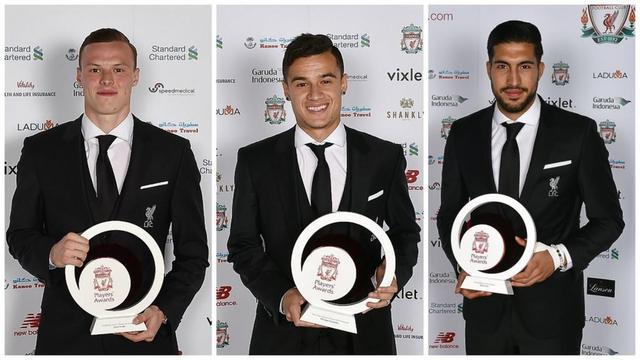 Coutinho, entre Brad Smith y Emre Can, en la gala del Liverpool
