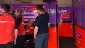 Los miembros del Team Pramac, soprendidos por el golpe de Martin al entrar en el box