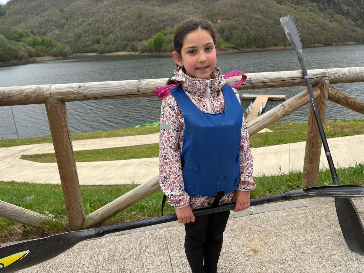 La niña Marta Cobilla preparada para navegar en el embalse de Tanes