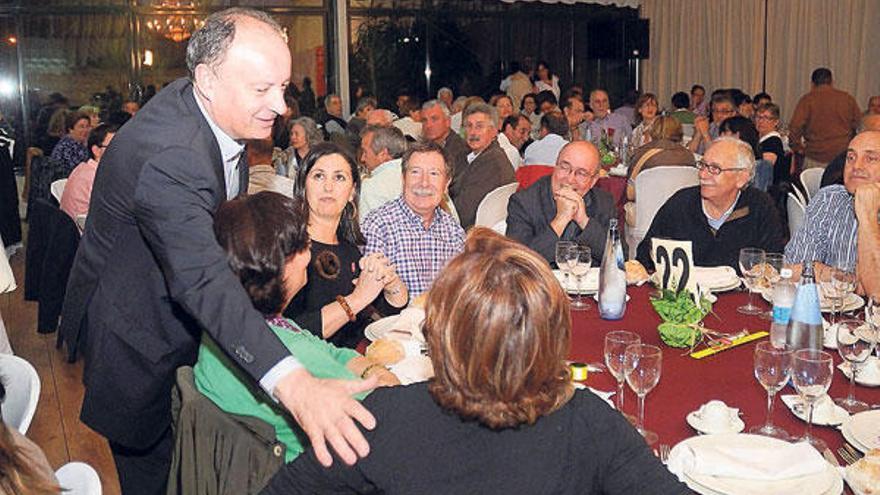 Louro saludó a algunos de los asistentes a la cena-mitin de ayer.  // Rafa Vázquez