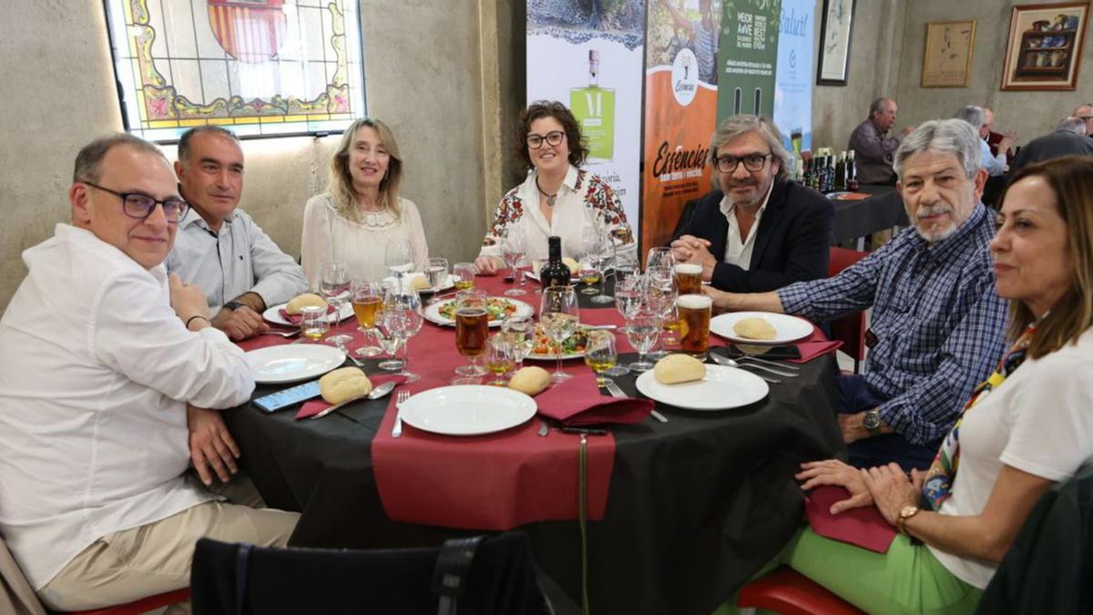 El alcalde de Balones, Juan Tomás Bou, y el diputado Javier Sendra, entre los asistentes.