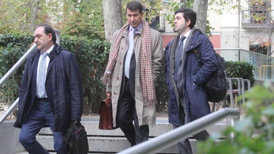 José Manuel Mata, Esteban Castro y Arturo Marqués, a su llegada ayer a la Audiencia Nacional.