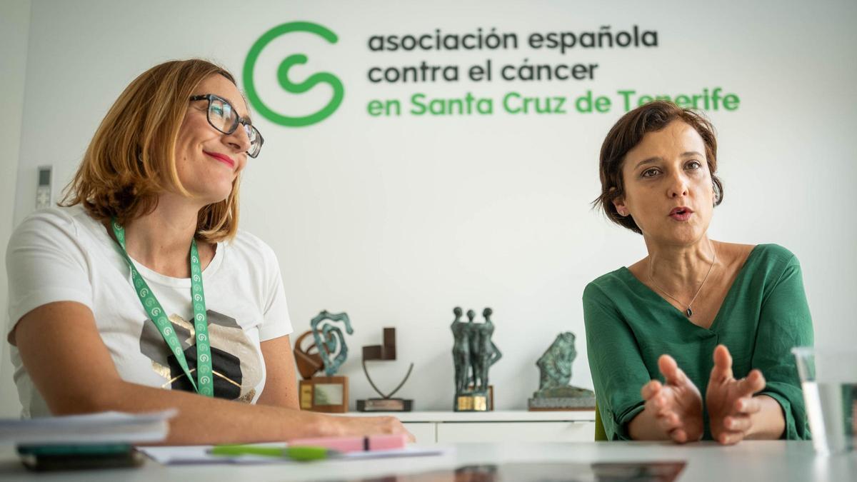 La psicóloga de la AECC Cristina Concepción y la paciente Esther Ropón