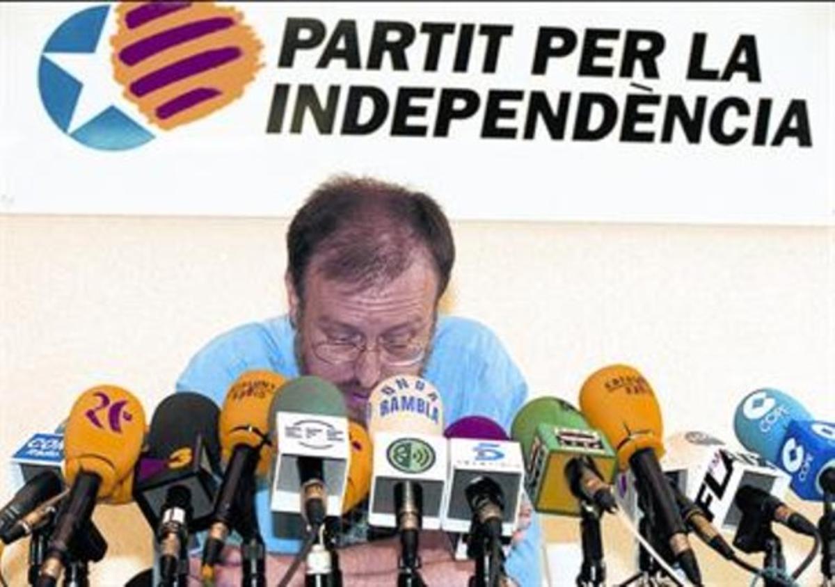 La derrota. Àngel Colom, el 16 de juny de 1999, en una roda de premsa després de la derrota electoral. La derrota. Àngel Colom, el 16 de juny de 1999, en una roda de premsa després de la derrota electoral.