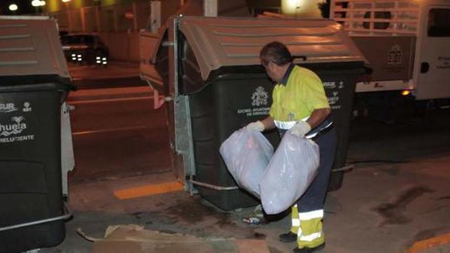 Una imagen de archivo del servicio de recogida de basura por la UTE en la ciudad de Orihuela.