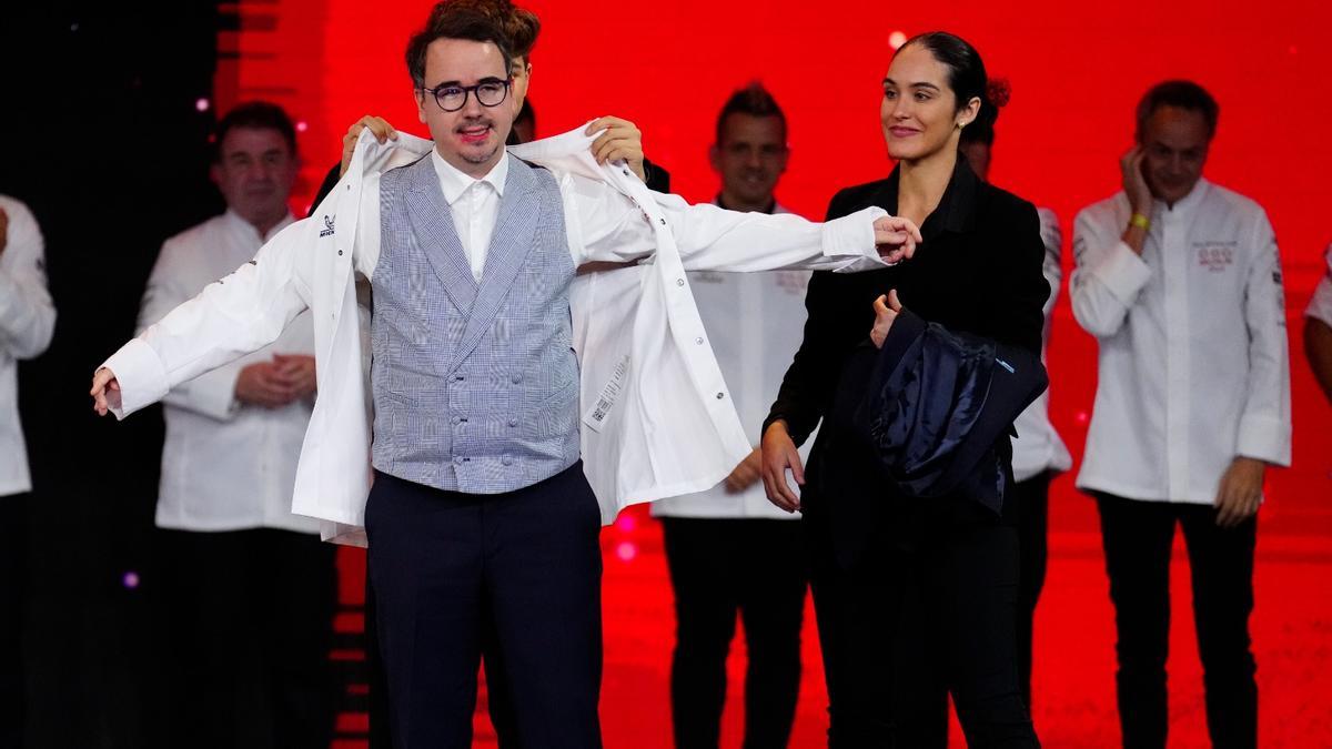 El chef cordobés Paco Morales recibe la chaquetilla que le distingue con tres estrellas Michelin