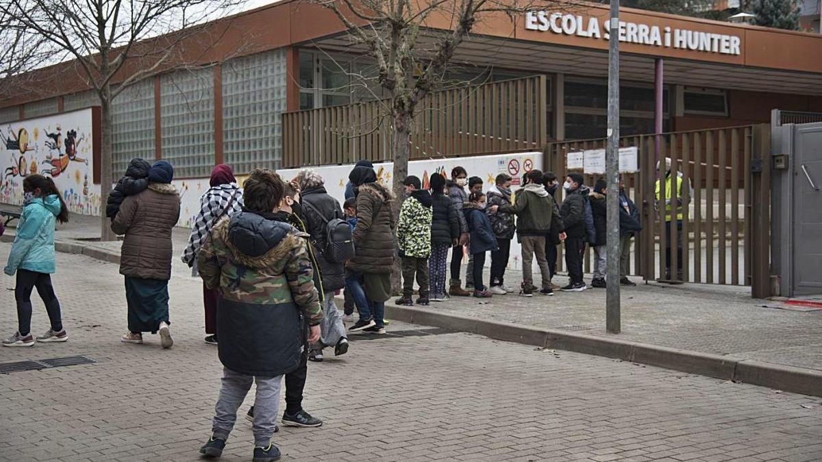 Entrada a l&#039;escola Serra i Hunter de Manresa el primer dia del segon trimestre