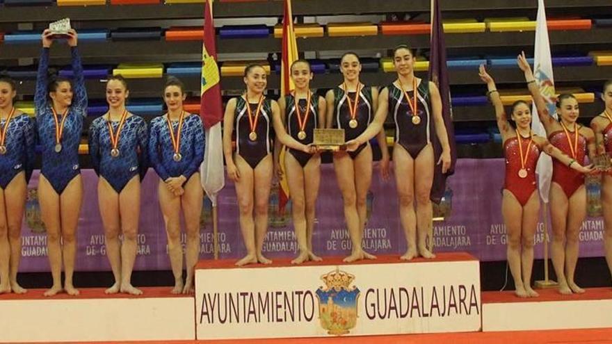 Las gimnastas del equipo absoluto del Xelska, que se presentó con dos formaciones, posan en el podio tras ser medalla de plata.