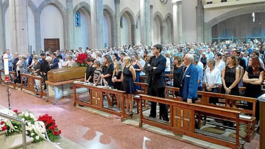 Aspecte de l&#039;església de Crist Rei, ahir al migdia. Tots els bancs van quedar plens i hi havia gent dreta