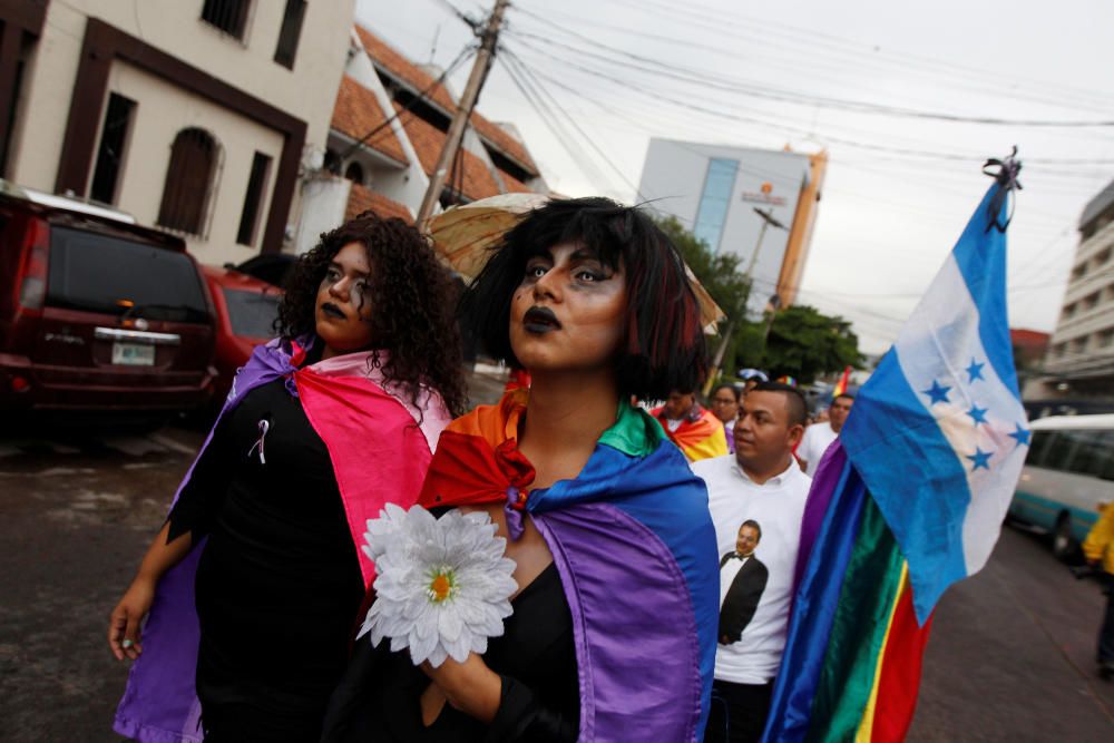 Miembros de la comunidad LGBT marchan hacia la Embajada de EE.UU. durante una vigilia en memoria de las víctimas del tiroteo de Orlando