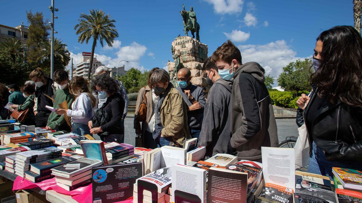 Sant Jordi arranca en Palma animado y con buen ritmo de ventas