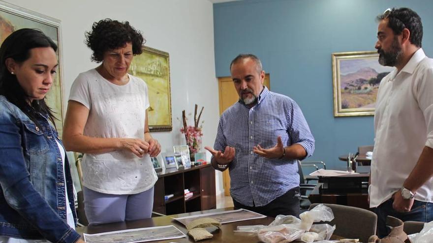 La alcaldesa de Puerto Lumbreras y el responsable de la intervención arqueológica, Juan Gallardo, muestran los hallazgos.