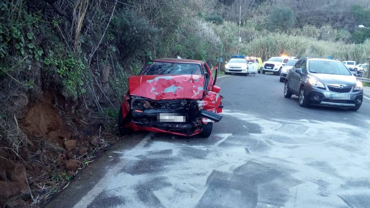 Dos heridos en la colisión de un turismo y una guagua en Utiaca