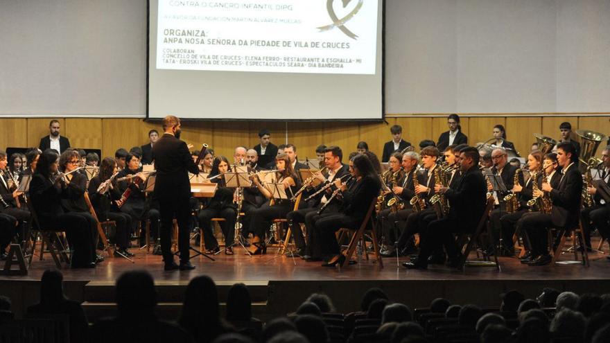 Arriba, uno de los conciertos,  a la izquierda, el público asistente. |  Bernabé/ Javier Lalín