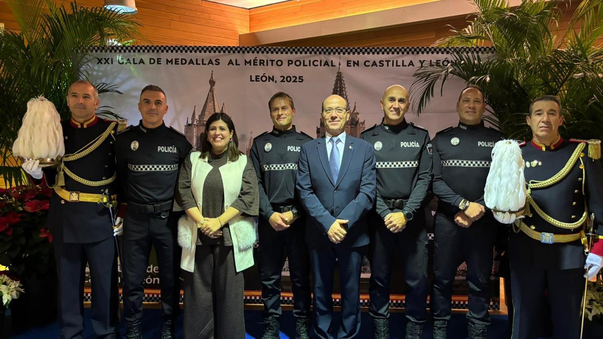 La alcaldesa de Benavente y el concejal de Seguridad Ciudadana con los agentes de Policía Local.