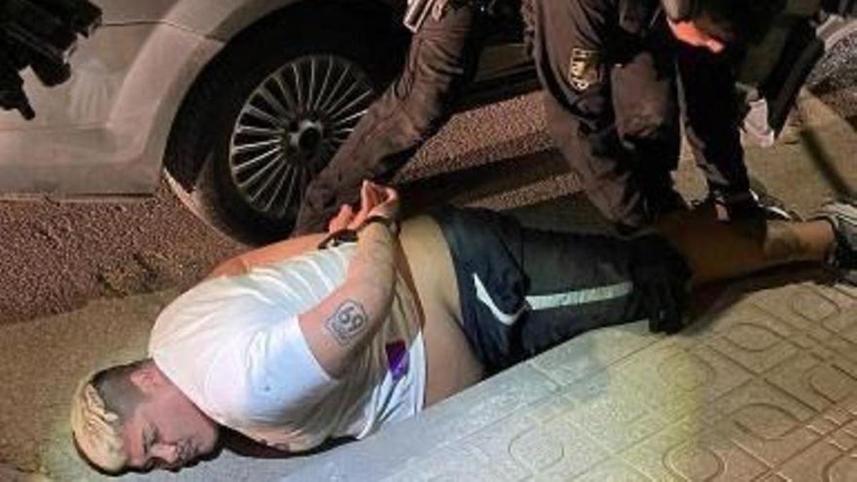 'El Faku', el joven que se graba disparando desde un coche, detenido como cabecilla de una red que extorsiona a clientes de una web de citas