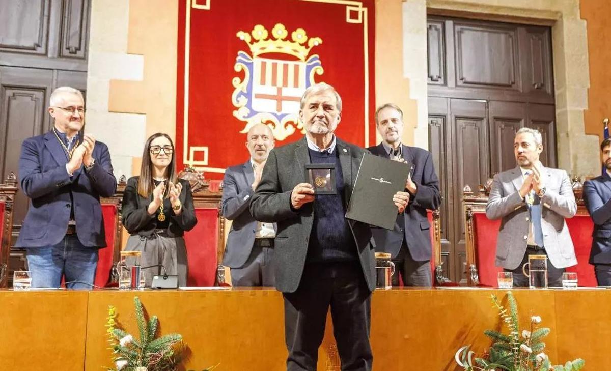 Joan Morros en el moment de rebre la Medalla de la Ciutat al Mèrit Cultural