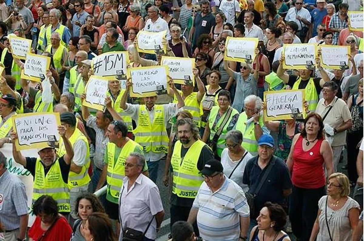 Funcionaris de Justícia, amb armilles reflectants, desfilen per Via Laietana.