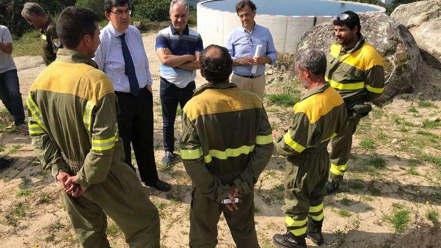 López Chaves durante un momento de la visita al pozo de Outeiro do Cruceiro. // G.N.