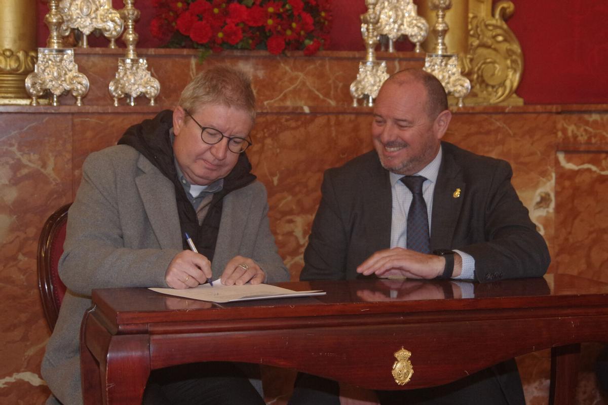 Firma del contrato para la realización de 'La Cruz del Mundo', sobre la que girará la celebración del L Aniversario de la bendición del Nazareno de los Pasos en el Monte Calvario, de la cofradía del Rocío