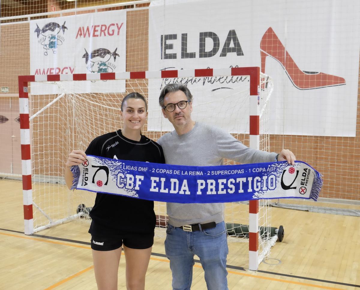 La nueva jugadora del Elda Prestigio Eva Máquez, junto al presidente Manuel Pastor