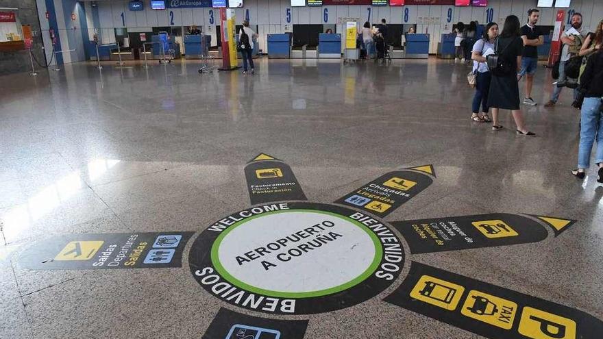 Zona de facturación en la terminal de pasajeros del aeropuerto de Alvedro.