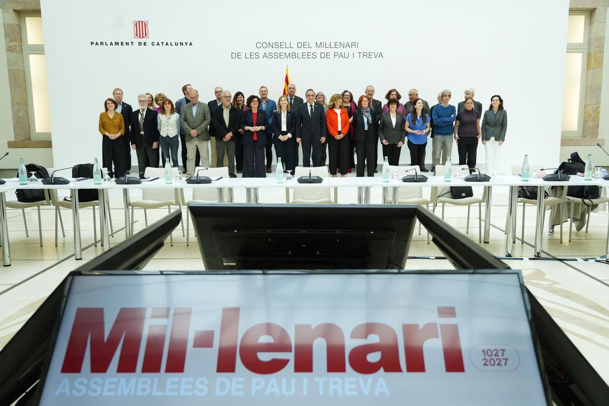Consejo asesor del Milenari del Parlament junto al presidente de la Cámara catalana, Josep Rull, y miembros de la Mesa.