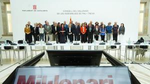 Consejo asesor del Milenari del Parlament junto al presidente de la Cámara catalana, Josep Rull, y miembros de la Mesa.