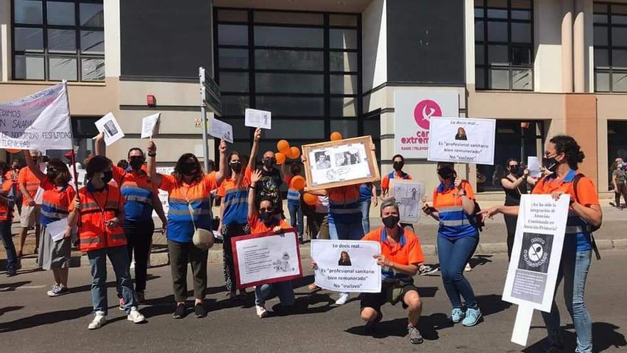 Sanitarios de los Puntos de Atención Continuada durante la protesta, ayer, ante la sede del SES en Mérida.