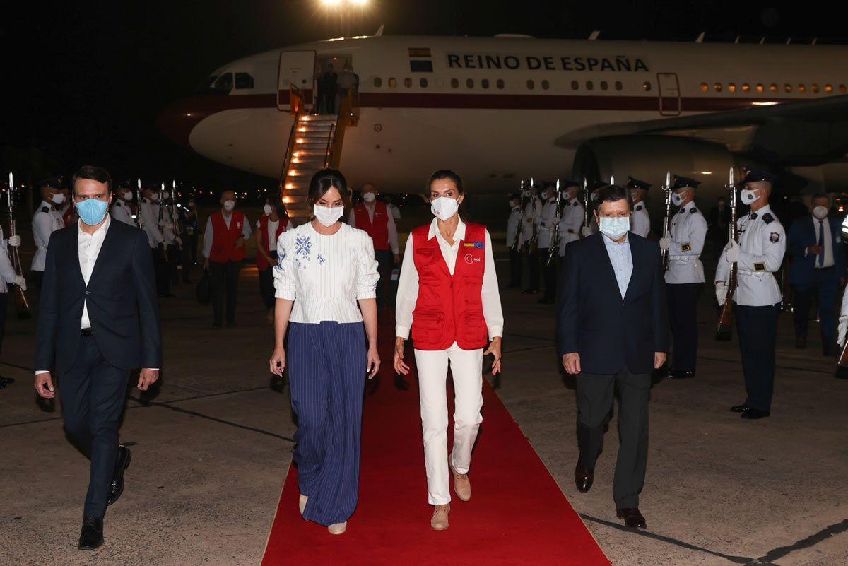 La reina Letizia con chaleco de cooperación rojo y la primera dama de Paraguay, Silvana López