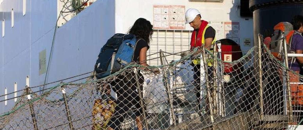 Miembros de la tripulación subiendo al barco. // Salvador Sas