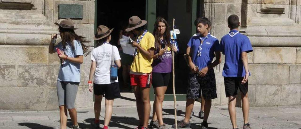 Un grupo de jóvenes peregrinos, ayer, ante el santuario de la Peregrina. // Santos Álvarez
