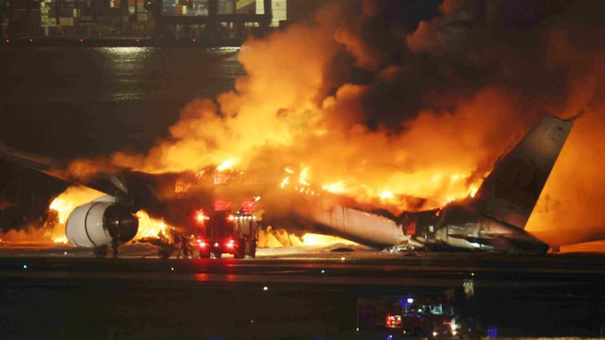 En imágenes | Dos aviones chocan en el aeropuerto de Tokio