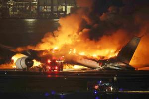 Las imágenes mostraban llamas saliendo de las ventanillas del avión, el vuelo 516 de JAL que había salido del aeropuerto Shin Chitose (Hokkaido) con destino a Haneda, que se ha calcinado por completo.