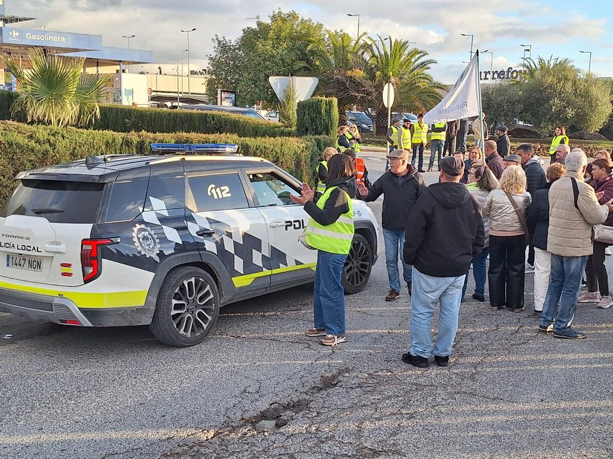 Los manifestantes hablan con agentes de la Policía Local de Puente Genil.