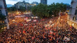 Una manifestació multitudinària a BCN escalfa la vaga general