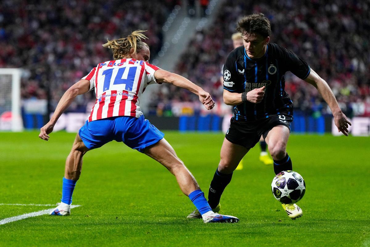 Marcos Llorente defiende a Christos Tzolis.