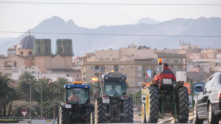 Los tractores vuelven a ocupar las carreteras de la Vega Baja