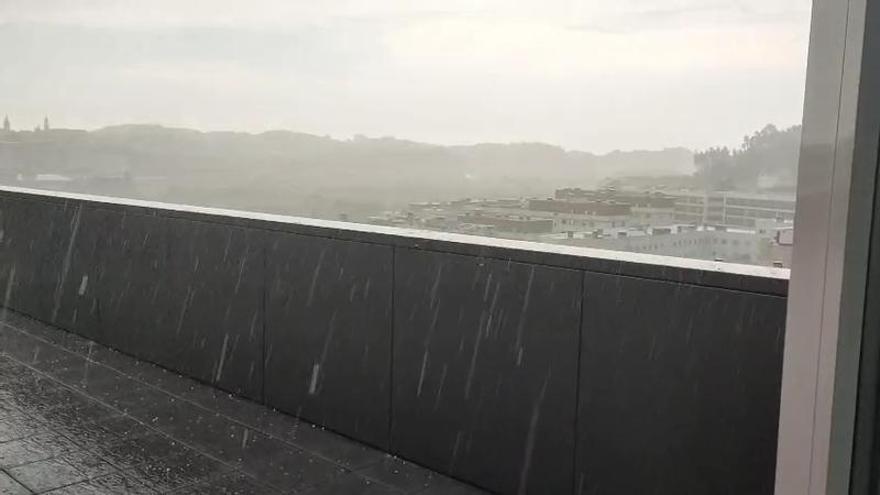 La tormenta descarga en Santiago granizo de más de un centímetro