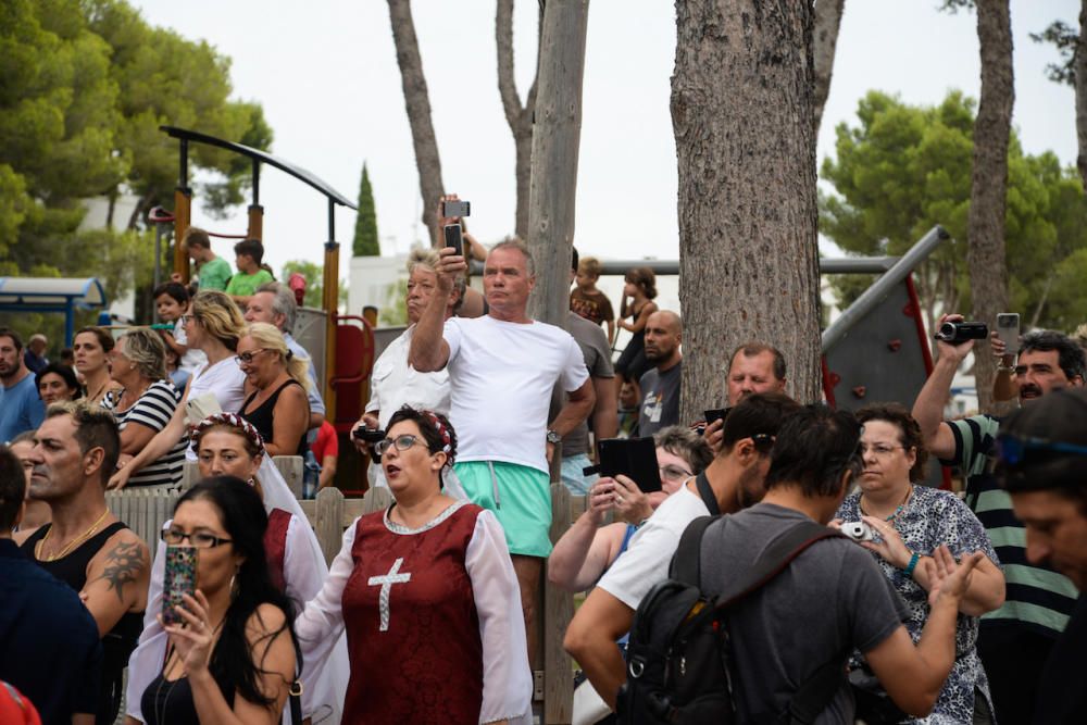 Höhepunkt der Fiestas „Rei en Jaume": Am Samstag (9.9.) trafen wieder selbsternannte Christen und Mauren aufeinander und lieferten sich scheinbar blutige Scharmützel. Nachgestellt wurde bei diesem friedlich gesinnten Spektakel die historische Schlacht zwischen Mauren und Christen, in der König Jaume I. im Jahr 1229 die Insel für die Christen eroberte.