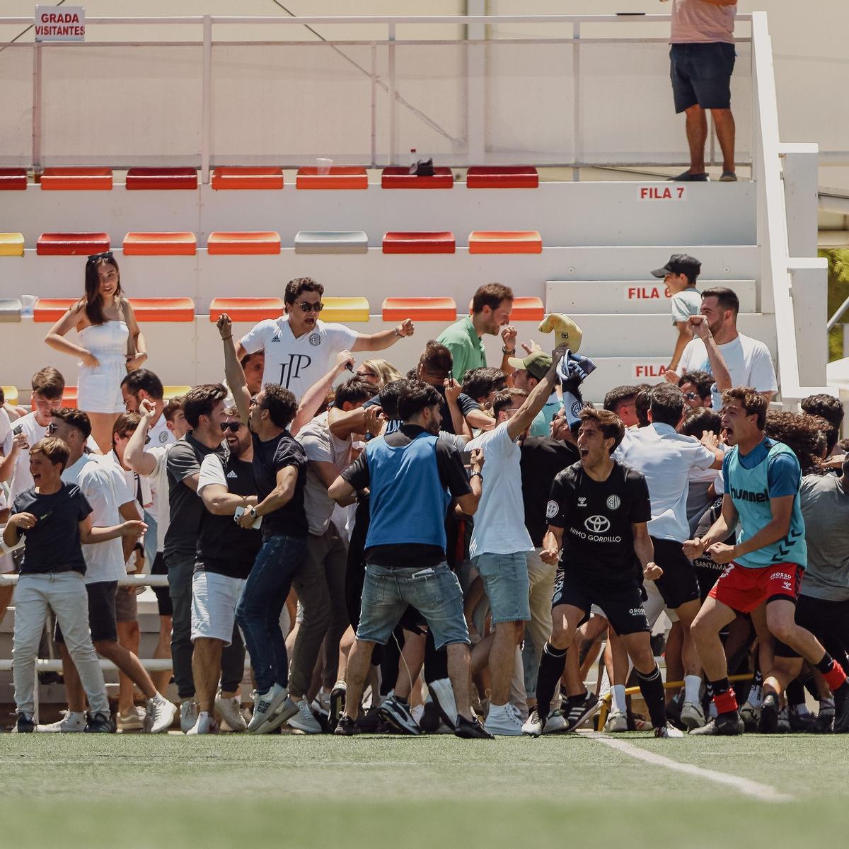 Los jugadores blanquinegros celebran el gol que les daba el pase a la final de grupo por el ascenso ante el Utrera.