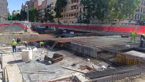 Avance de los trabajos de colocación de la última losa en superficie.
