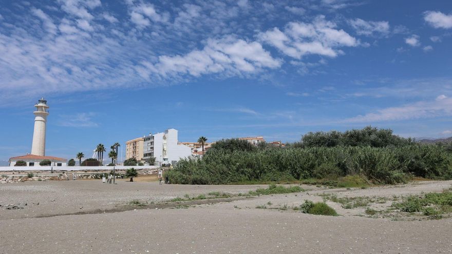 Sale a licitación la obra de la pasarela sobre el río Torrox, "clave" para completar la Senda Litoral