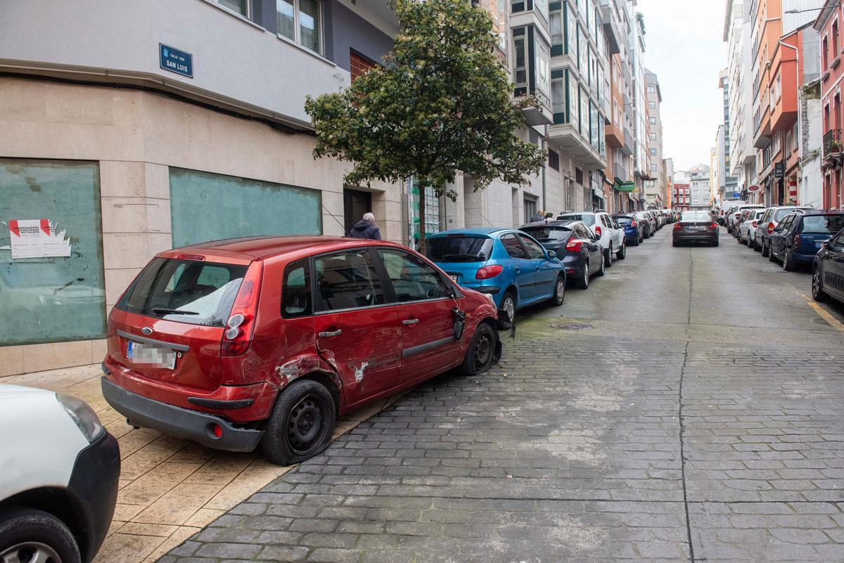 Vehículos dañados por un conductor que dio positivo en alcoholemia tras circular por Os Mallos bajo los efectos del alcohol.