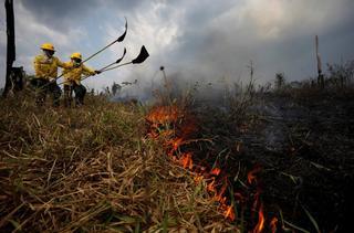 Bolsonaro prorroga la actuación de militares contra incendios en la Amazonia