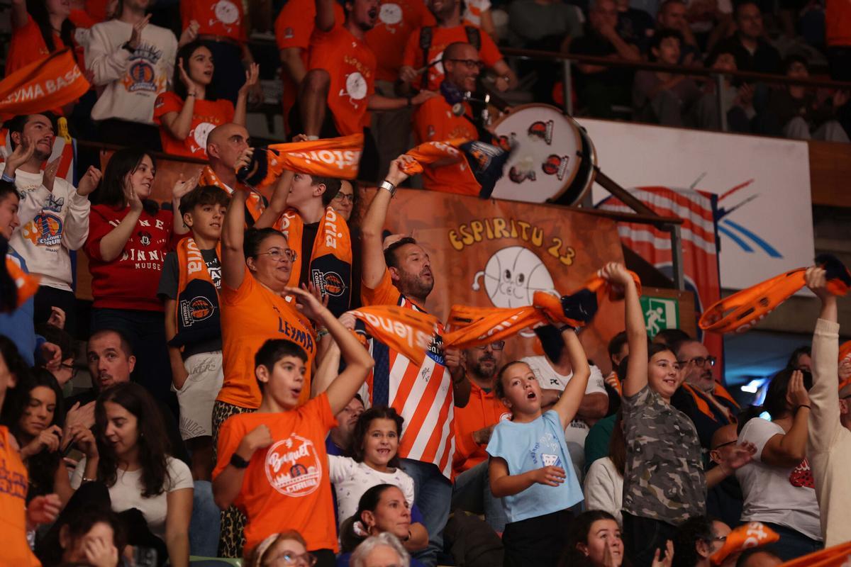 Los seguidores del Leyma anima al equipo durante un partido de esta campaña en el Coliseum.