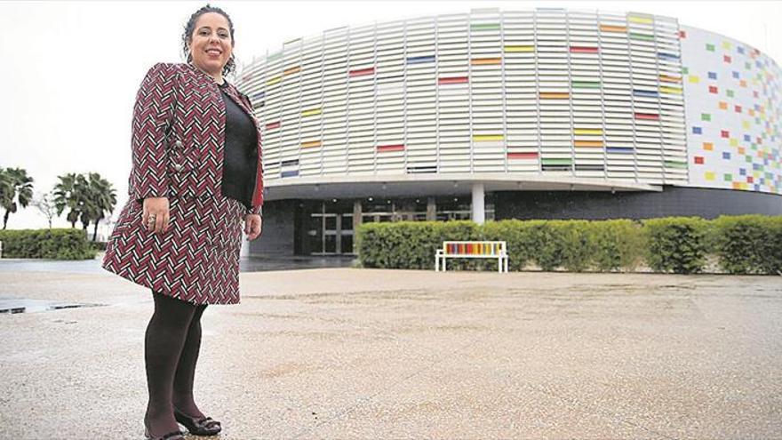 ‘La Panderola’ recibe la visita de la concejala de Fiestas, Pilar Escuder